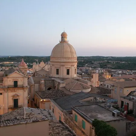 Terrazza Su Noto Alojamento de Acomodação e Pequeno-almoço 3*